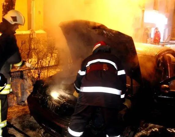 INCENDIU la intrare în cartierul Tomis Plus. O MAȘINĂ a LUAT FOC