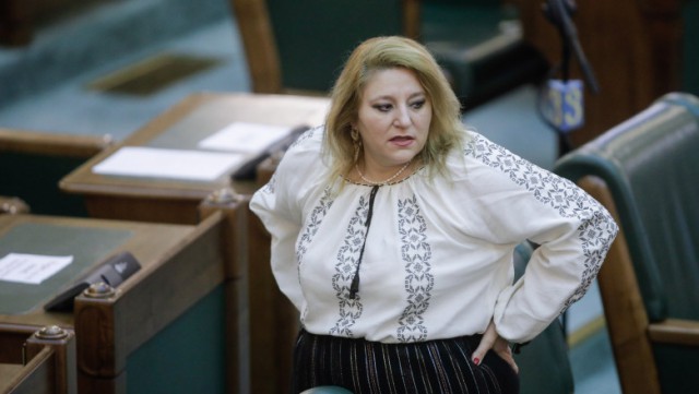 Diana Șoșoacă, amendată cu 500 de lei pentru că nu a purtat masca de protecție în Senat