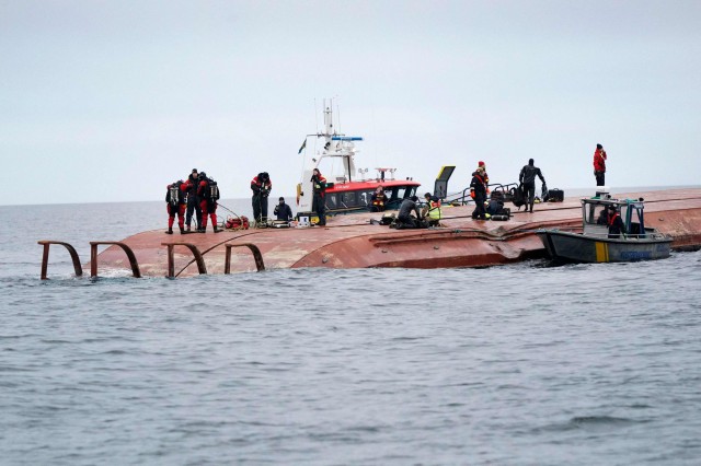 Doi marinari, reţinuţi în Suedia după coliziunea între două cargouri în Marea Baltică