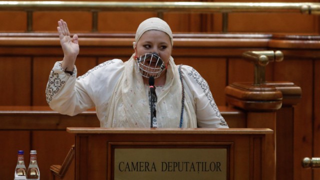 Diana Șoșoacă a ajuns în presa din Italia, după ce a purtat botniță