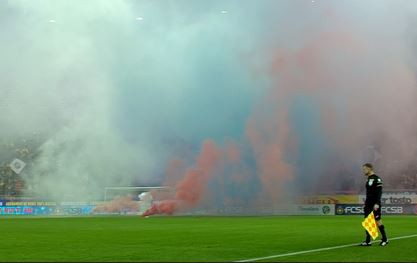 Derby-ul FCSB - Rapid, întrerupt în minutul 3: Ultrașii au aruncat petarde şi fumigene pe teren Derby-ul FCSB - Rapid, întrerupt în minutul 3: Ultrașii au aruncat petarde şi fumigene pe teren