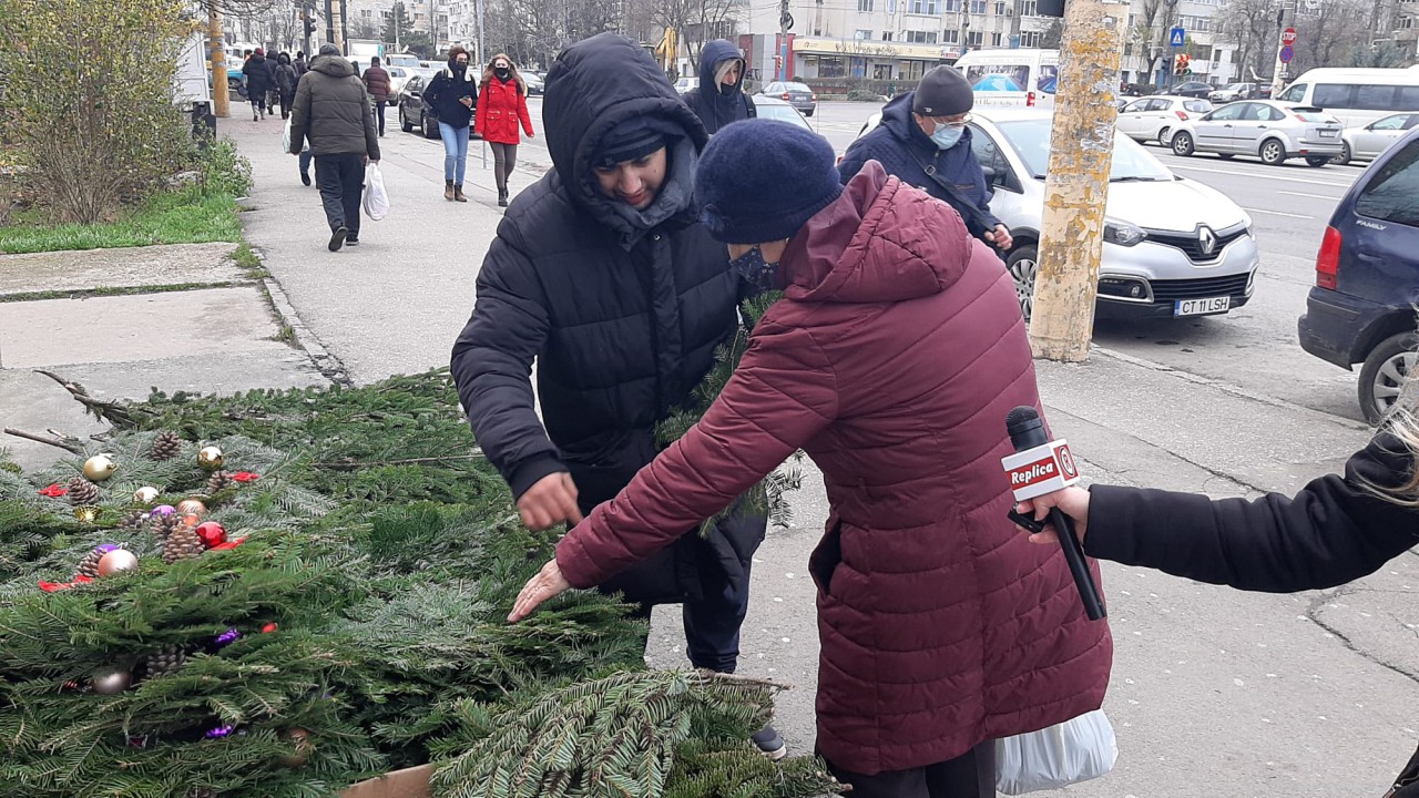 REPORTAJ! În PIAȚA Tomis 3 se vând doar CRENGI, că BRAZII de Crăciun au