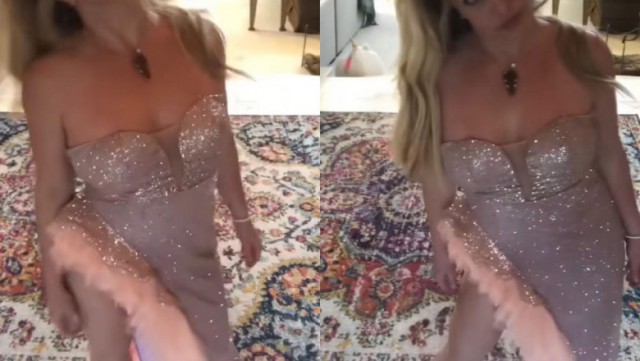 Britney Spears, dans seducător în fața oglinzii, într-o rochie super scurtă