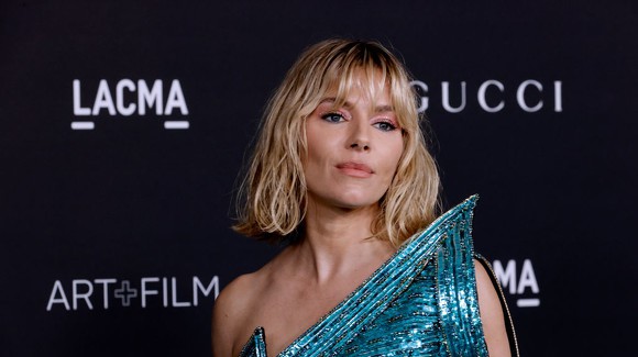 Scandalul interceptărilor telefonice: Actriţa Sienna Miller a încheiat litigiul cu tabloidul The Sun