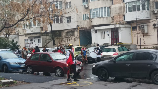 COLINDĂTORII cu TOBE de pe STRĂZI, în vizorul POLIȚIEI LOCALE!