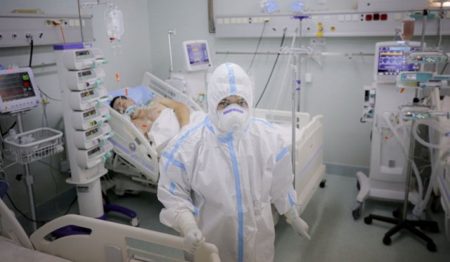 Medici: Ce se întâmplă în timpul nopții cu cei infectați cu tulpina Omicron