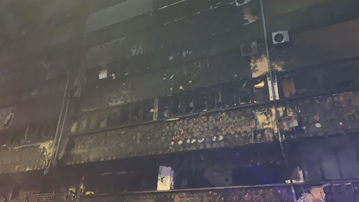 INCENDIU DEVASTATOR în CONSTANȚA! Un BLOC a luat FOC, oamenii au ieșit DESCULȚI în STRADĂ! VIDEO