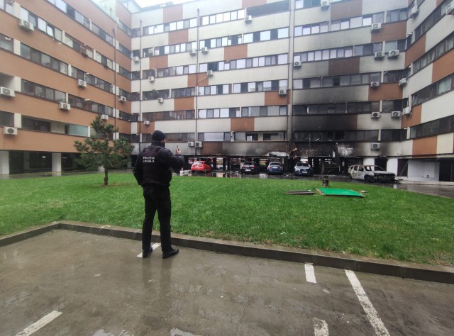 Ansamblul de locuințe distrus de incendiu este păzit în permanență