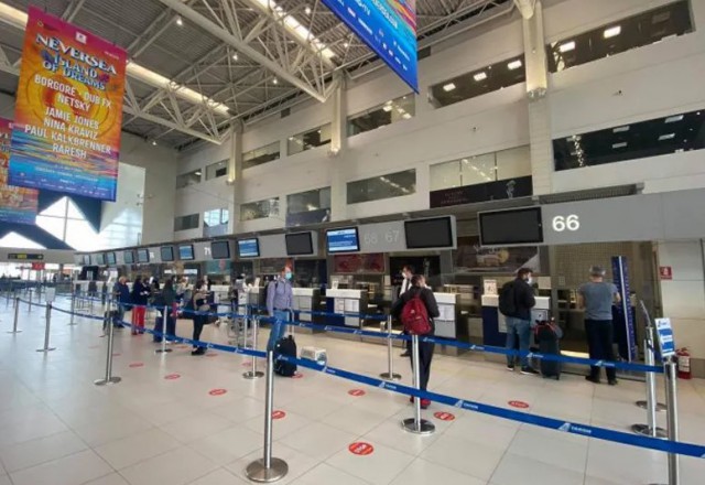 Analiză: Preţul mediu al biletelor de avion s-a majorat cu 19%, în perioada vacanţei