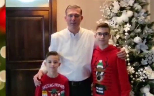 DEPUTATUL Horia ȚUȚUIANU și copiii lui vă urează CRĂCIUN FERICIT! VIDEO