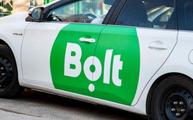 Șoferii Uber și Bolt ar putea folosi banda specială destinată transportului public