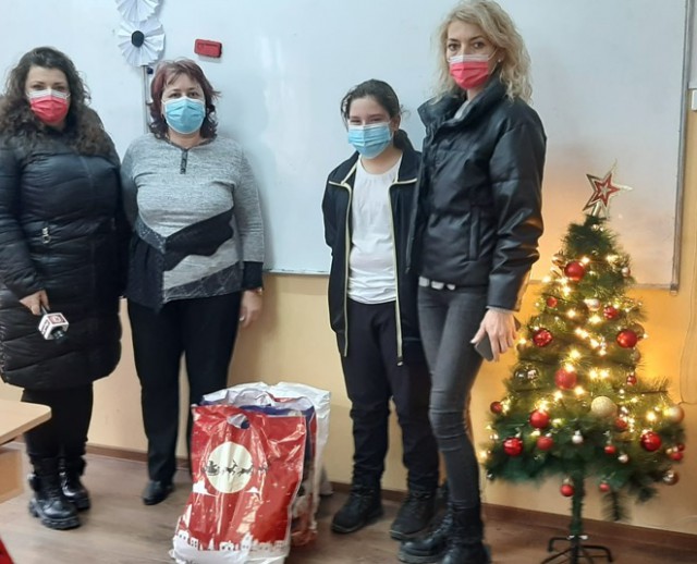Pentru o FETIȚĂ de 12 ani, RĂMASĂ fără MAMĂ, REPLICA l-a adus pe Moș CRĂCIUN. VIDEO