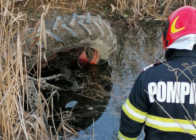 Accident rutier: Un bărbat a MURIT după ce s-a RĂSTURNAT cu tractorul într-un CANAL. Video