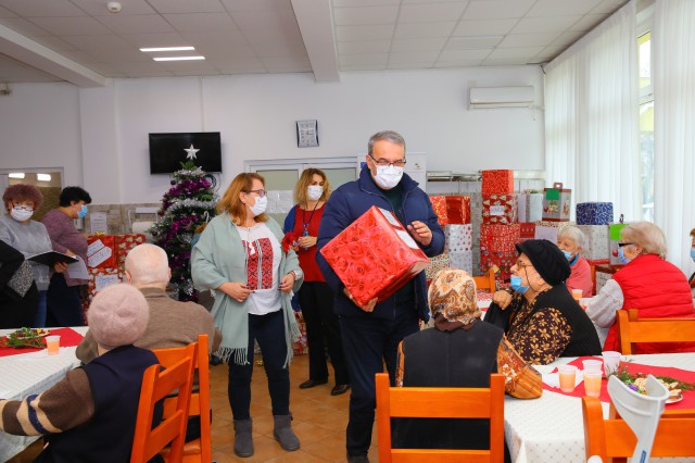 Bunicii de la căminul pentru persoane vârstnice din Constanța au primit daruri de Crăciun