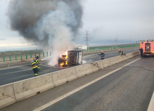 DOUĂ AUTOTURISME și un ATV, MISTUITE de FLĂCĂRI, pe drumurile din CONSTANȚA