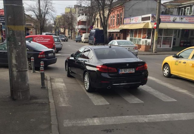 Un 'INTELIGENT' cu BMW a parcat fix pe TRECEREA de PIETONI