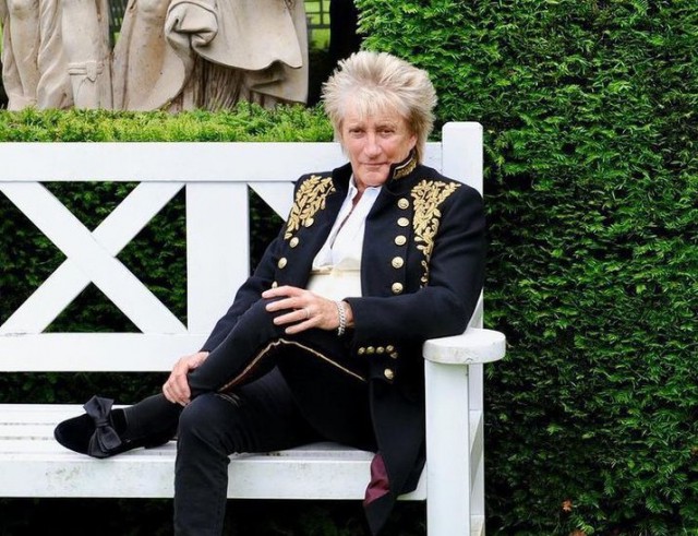 Rod Stewart va împlini în curând 77 de ani, dar nu se poate abţine să nu facă filmuleţe pentru TikTok. Video