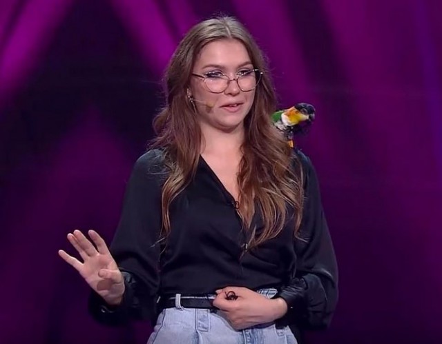 Bianca Sasu de la „iUmor” face furori pe internet cu papagalii ei vorbitori!