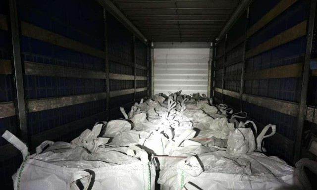 Peste 47 tone deșeuri oprite la intrarea în țară de polițiștii de frontieră