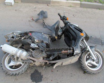 O persoană a ajuns la spital, după o coliziune între o mașină și un scuter, la Casa de Cultură