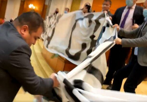 Scandal ca la ușa cortului în Parlament! Solomon și Ciubuc, jigniri, amenințări și loviri