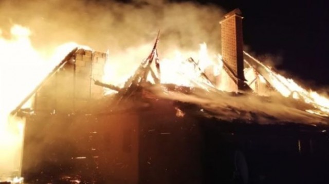 TRAGEDIE în AJUN: ACOPERIȘUL unei CASE din MEDGIDIA a luat FOC