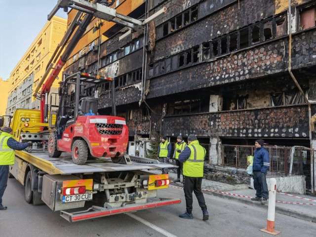 Echipele de intervenție ale Primăriei acționează la imobilul distrus de incendiu