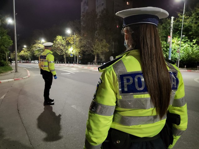 CARANTINAȚI la DOMICILIU, UMBLAU NESTINGHERIȚI pe străzi