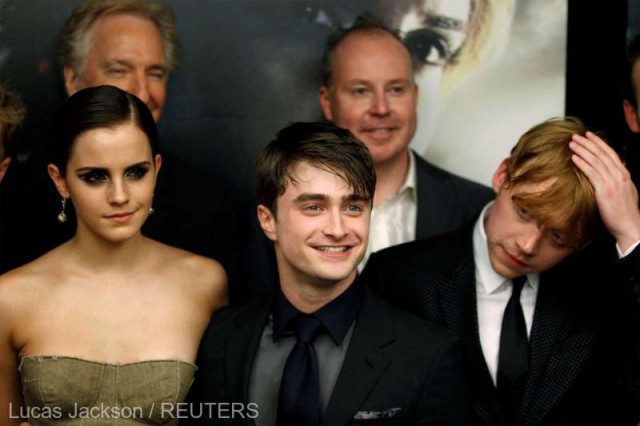 Actorii din 'Harry Potter' rememorează primele săruturi şi coafurile caraghioase într-un program aniversar