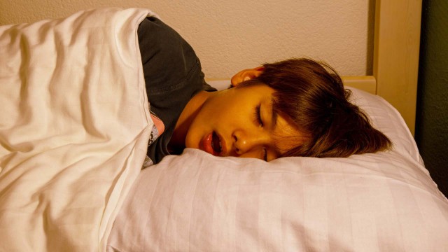 Studiu: Apneea în somn ar putea fi corelată cu tensiunea arterială mare la copii și adolescenți