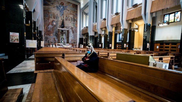 Italia: Enoriașii au părăsit în viteză o biserică, după ce un preot a predicat anti-vaccin