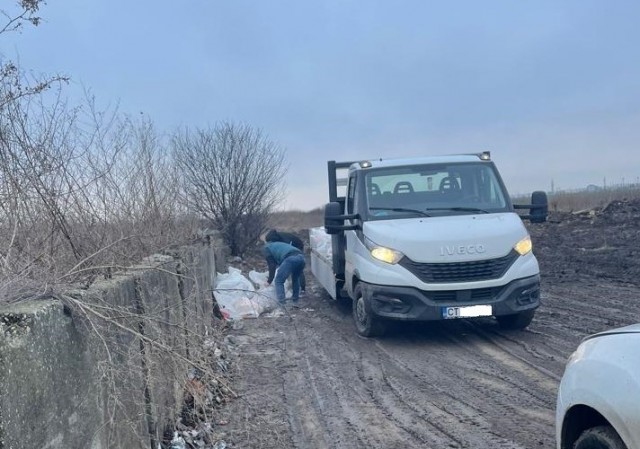 Bărbat AMENDAT de polițiștii locali, pentru transport și depozitare ilegală de deșeuri