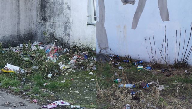 Constănțenii s-au OBIȘNUIT cu SERVITORI: își ARUNCA GUNOAIELE de la GEAM!