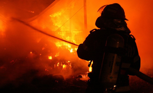 Acoperișul unei clădiri abandonate a LUAT FOC, la Cernavodă
