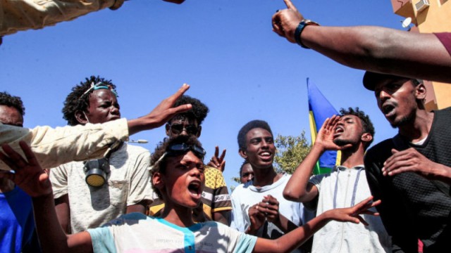 Sudan: Noi violenţe într-o ţară în care accesul la internet şi telefon a fost întrerupt