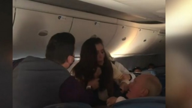 BĂTAIE în avion din cauza lipsei MĂŞTII de protecție. O femeie a fost ARESTATĂ. Video