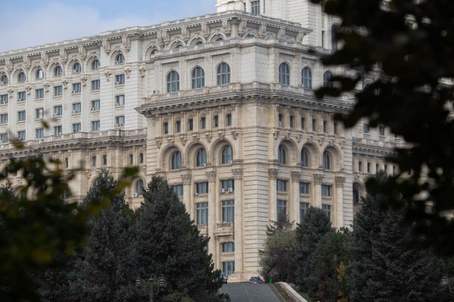 Alertă! Cuțite și alte arme albe aduse de revoluționari, în Parlament