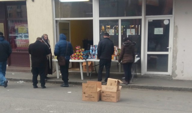VÂNZĂTORII de PETARDE din PIEȚE fug ca IEPURII când sunt întrebați de `SĂNĂTATE`