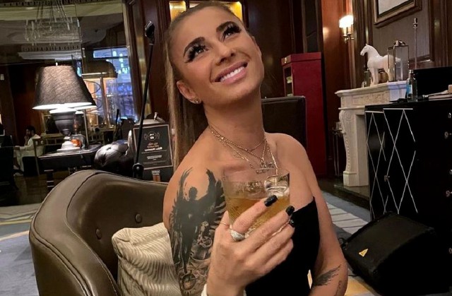 Anamaria Prodan s-a dezbrăcat pe plaja din Emirate. Impresara are un trup de milioane