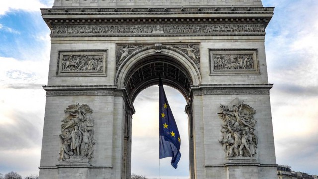 Drapelul Uniunii Europene a fost înlăturat de pe Arcul de Triumf din Paris