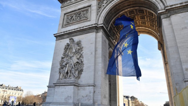Steagul UE, dat jos de pe Arcul de Triumf din Paris, după protestele extremiştilor de dreapta