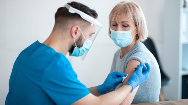 Doză patru de vaccin: recomandată sau nu?