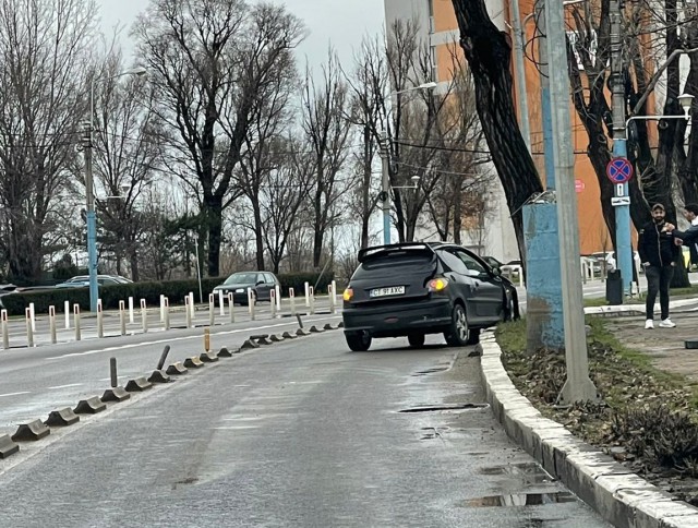 A INTRAT cu MAȘINA în BORDURĂ și a BLOCAT SENSUL de MERS către stațiunea MAMAIA