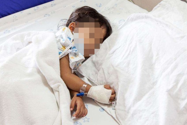 Unul dintre COPIII care au ajuns la spital, din cauza PETARDELOR, a rămas fără DOUĂ DEGETE