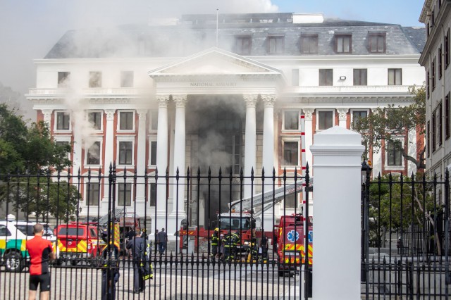 Africa de Sud: Incendiul devastator de la Parlament a reizbucnit după o perioadă de acalmie