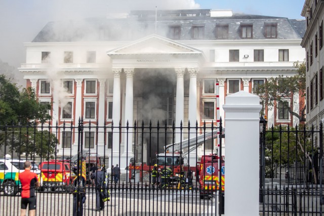 Africa de Sud: Incendiul devastator de la Parlament a reizbucnit după o perioadă de acalmie