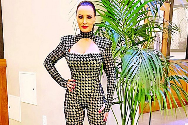 Cea mai cunoscută actriță porno, apărată de gărzi înarmate, că este prea sexy