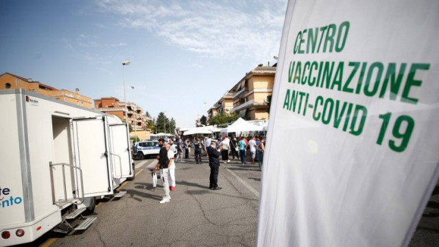 Cetăţenii în vârstă de peste 50 ani din Italia care nu s-au VACCINAT vor fi AMENDAȚI