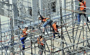 Constructorii vor cu orice preţ angajaţi. Piaţa din România este inundată cu forţă de muncă din Asia