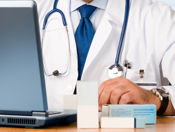 Medic italian arestat sub suspiciunea că a emis certificate false de vaccinare pentru peste 70 de persoane